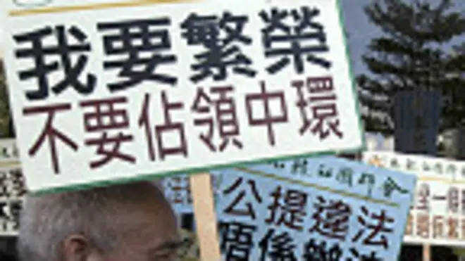 親北京團體在香港立法會外舉行「反佔中」示威（15/7/2014）