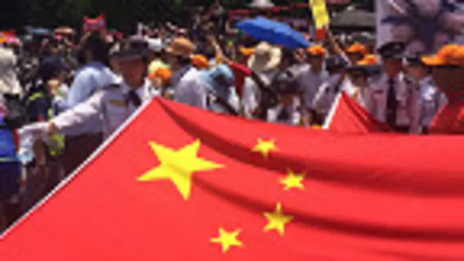 香港「反佔中」遊行數名學生手持中國國旗出發（ BBC中文網圖片17/8/2014）