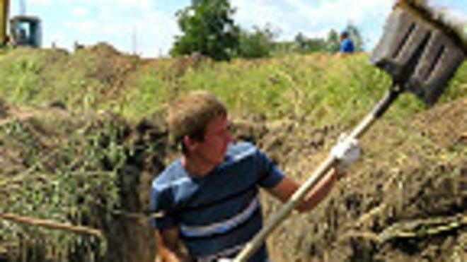 Un voluntario cava trincheras para defender la localidad de Mariupol, en el este de Ucrania