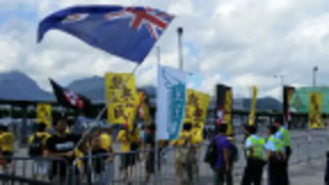 民主派揮舞著英治時期的香港旗朝親北京示威者叫喊（BBC中文網圖片1/9/2014）