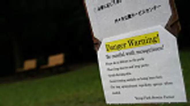 Cartel de advertencia en parque Yoyogi