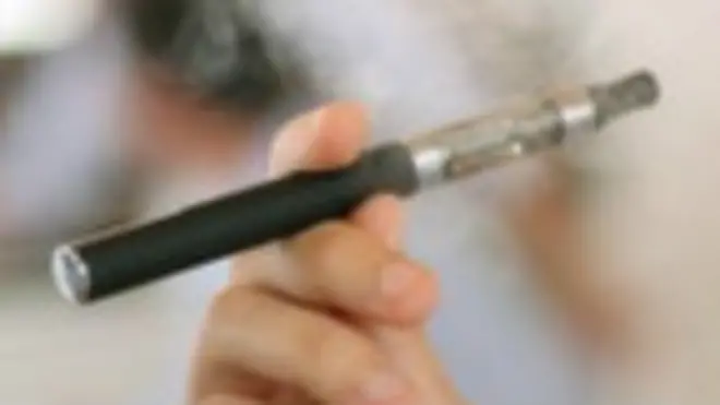 Ученые: слишком много британских подростков курят электронные сигареты