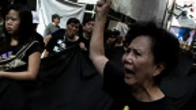 一名年長的「佔領中環」運動女支持者在遊行上喊口號（14/9/2014）