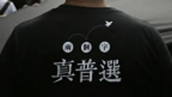 一名「佔領中環」運動示威者身穿「真普選」上衣遊行（14/9/2014）