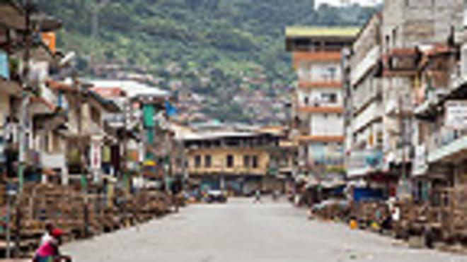 Calles desiertas en Freetown, Sierra Leona