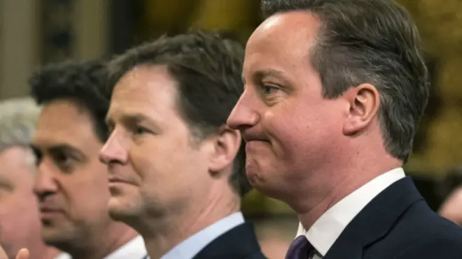 Thủ tướng David Cameron (phải), Phó Thủ tướng Nick Clegg (giữa) và lãnh tụ đảng Lao động đối lập Ed Milliband (trái)