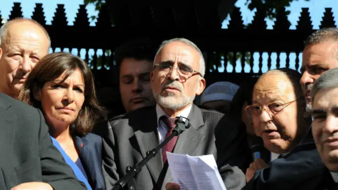 Dalil Boubakeur memegang kertas