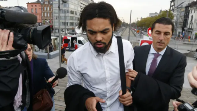 Jejoen Bontinck, membro do Sharia4Belgium e um dos acusados, chega a tribunal na Antuérpia (Reuters)