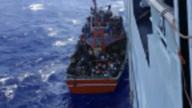 човен з мігрантами