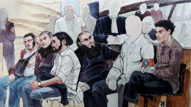 Jejoen Bontinck, membro do Sharia4Belgium e um dos acusados, chega a tribunal na Antuérpia (Reuters)