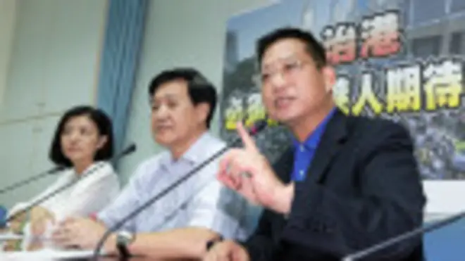 國民黨立委吳育升（右起）、立法院黨團書記長費鴻泰、立委王育敏