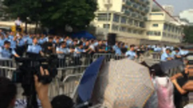 大批示威者集中在香港政府總部旁的特首辦附近，堵塞道路