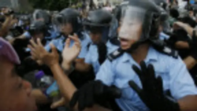 示威者與警方對峙