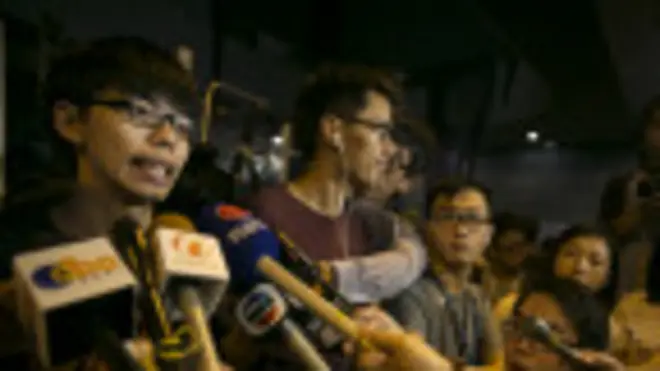 正在香港組織「佔中」行動的學生組織代表接受媒體採訪