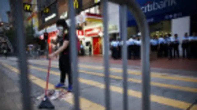 警方清晨派出大批警察前往銅鑼灣示威者佔據現場，拆除部分障礙物和鐵馬。