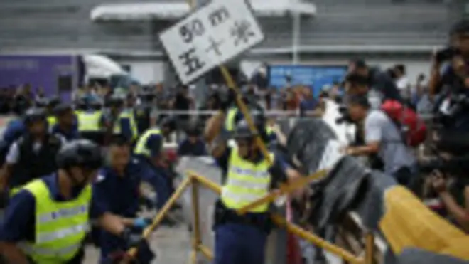 警方在金鐘道拆除路障（14/10/2014）