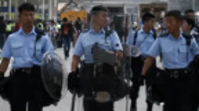 香港金鐘道上配備防暴裝備警員朝西面推進（14/10/2014）