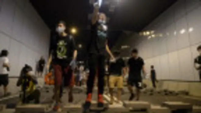 數百名示威者昨晚9時突然衝至特首辦外的龍和道，霸佔東西行四條行車線，並一度與警方對峙。