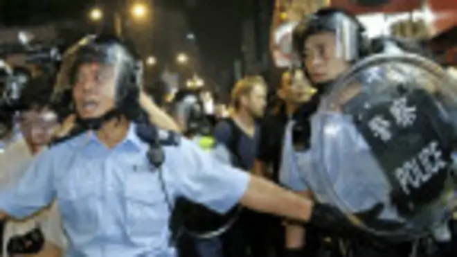 手持防暴裝備警員在香港旺角街頭朝示威者推進（19/10/2014）