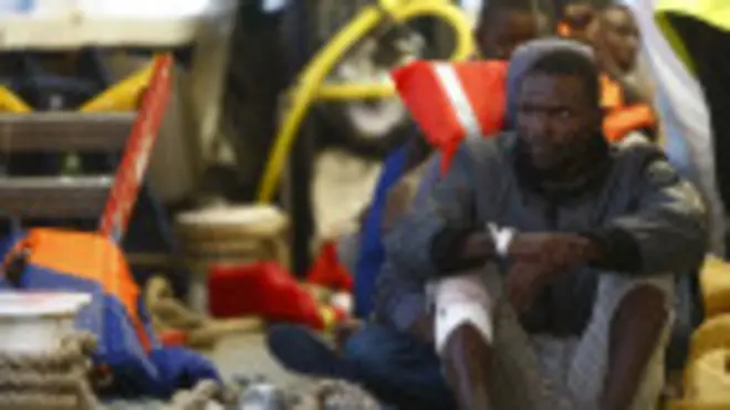 Италия прекращает операцию спасения мигрантов из Африки