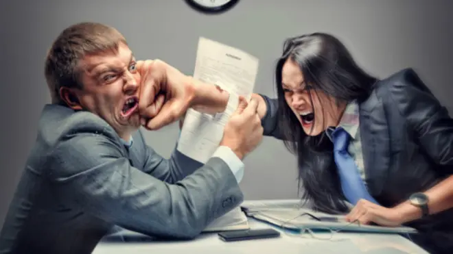 Una persona le da un puñetazo a otra en la oficina