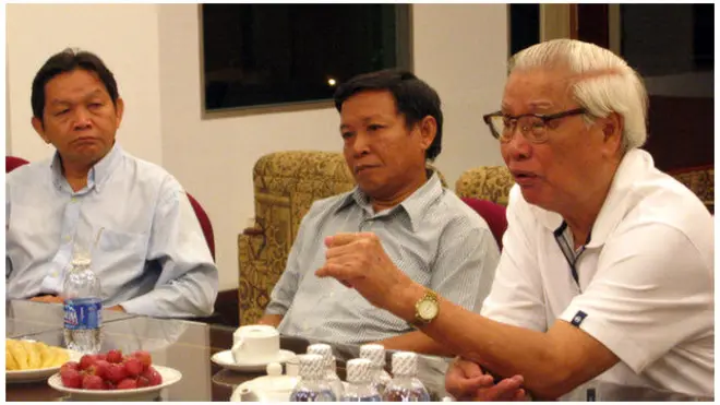 Ông Võ Văn Kiệt (đầu tiên, phải sang)