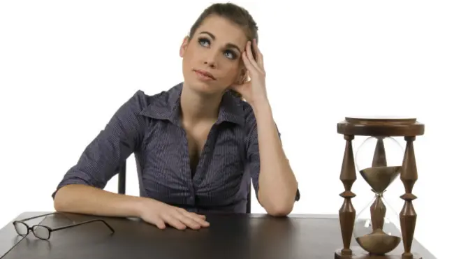 Joven con un reloj de arena