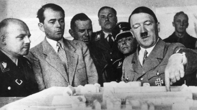 Hitler con el arquitecto Speer viendo una maqueta de "Germania" en 1936