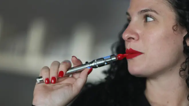 धूम्रपान करता एक आदमी