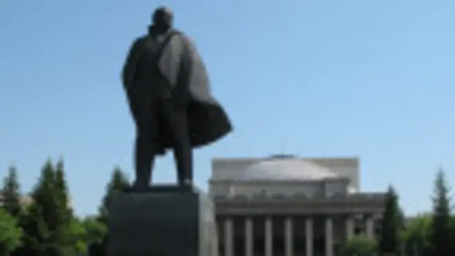 РФ: мужчине, отбившему голову памятнику Ленину, дали год тюрьмы