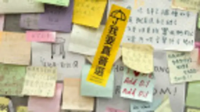 12月10日，香港金鐘全面清場前一天的「連儂牆」。牆上表達抗議訴求的「報事貼」已在清場前全部清理乾淨。