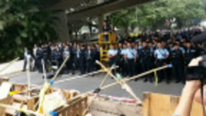 警方警告所有人立即離開，不要抵抗，否則會作出拘捕行動（BBC中文網記者葉靖斯攝）