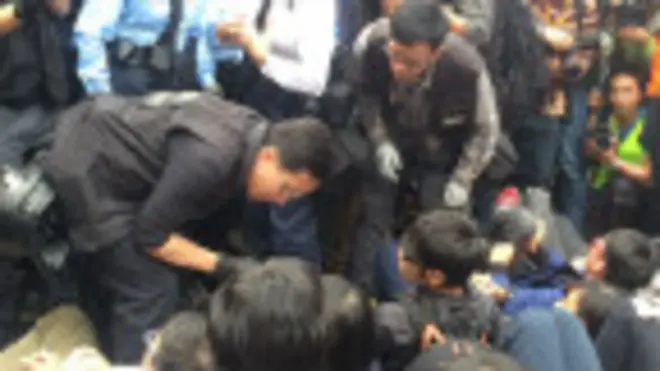 警方警告所有人立即離開，不要抵抗，否則會作出拘捕行動（BBC中文網記者葉靖斯攝）