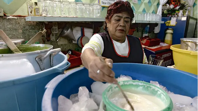 Pulque servido en el bar "La Botijona"