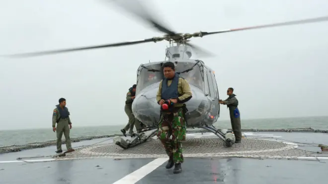 Helicóptero de rescate en la operación por mar