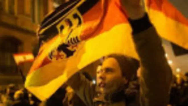 Miembro de Pegida con bandera