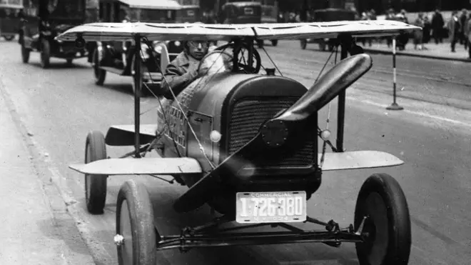 Un carro con hélice y alas por Nueva York, en 1924