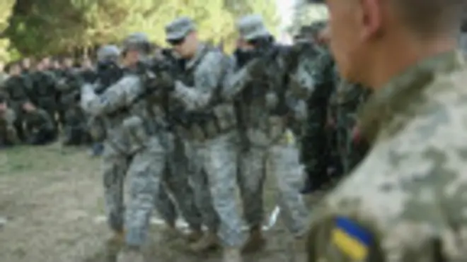 Десантники США навчають українських бійців користуватися новими раціями