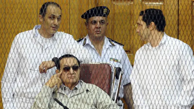 Mubarak y sus hijos en un juicio