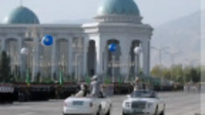 В Ашхабаді встановили статую президента Бердимухамедова