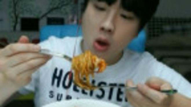 Подросток в Южной Корее ест перед веб-камерой