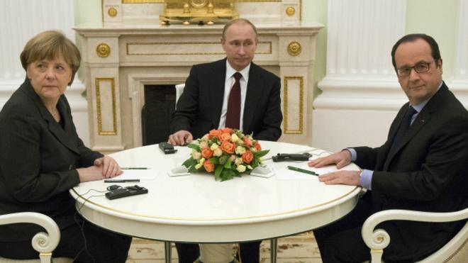 Ангела Меркель, Владимир Путин (в центре) и Франсуа Олланд