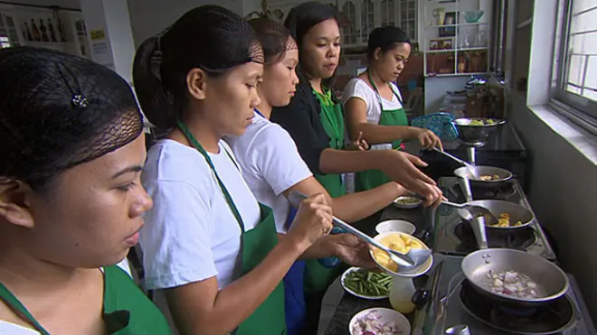 Các thực tập sinh Philippines học nấu ăn để đi ra nước ngoài làm người giúp việc trong gia đình