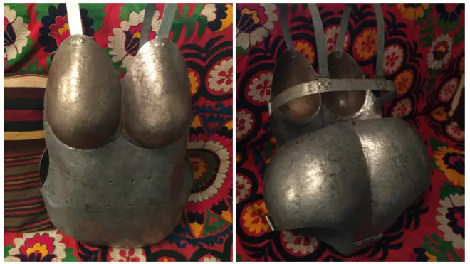 Seniman Afghanistan terpaksa bersembunyi setelah memamerkan "pakaian dalam besi"