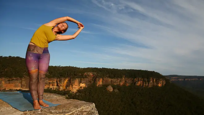 Женщина занимается йогой