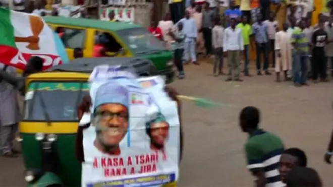 Нигерийцы празднуют победу Муххамада Бухари