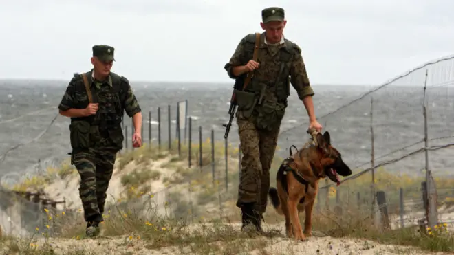 Российские пограничники с собакой