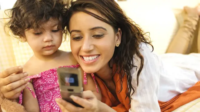 मोबाइल इस्तेमाल करती महिला