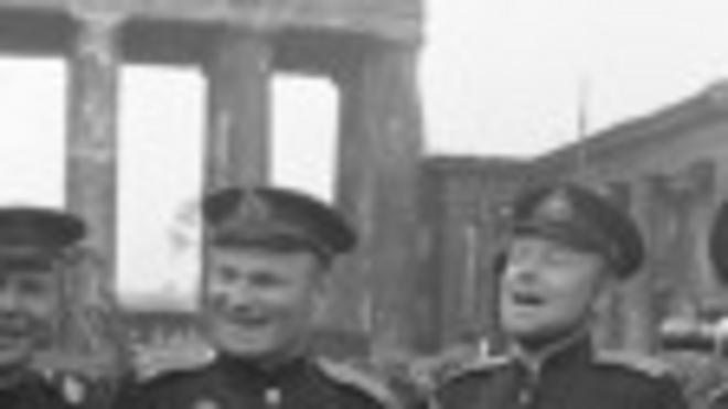 Советские военнослужащие возле Бранденбургских ворот в Берлине (май 1945 г.)