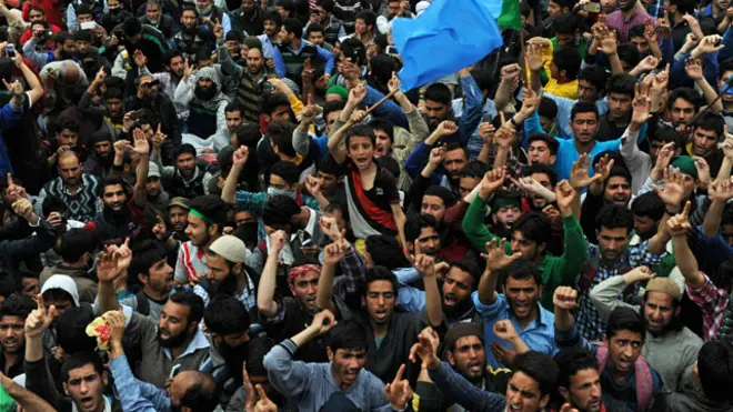 कश्मीर में रैली में लोग